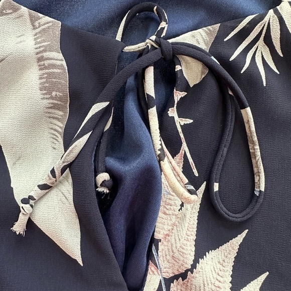 By Together Navy Floral Tie Neck Top Leaves Tropical Layer Versatile Sz L - Picture 7 of 7